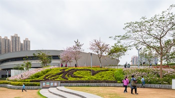 在单车馆前的斜坡种植区内，以花卉和灌木组合和修剪成公园徽号。